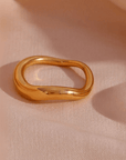 Minimalistischer Wave-Ring aus Edelstahl mit 18 Karat Vergoldung