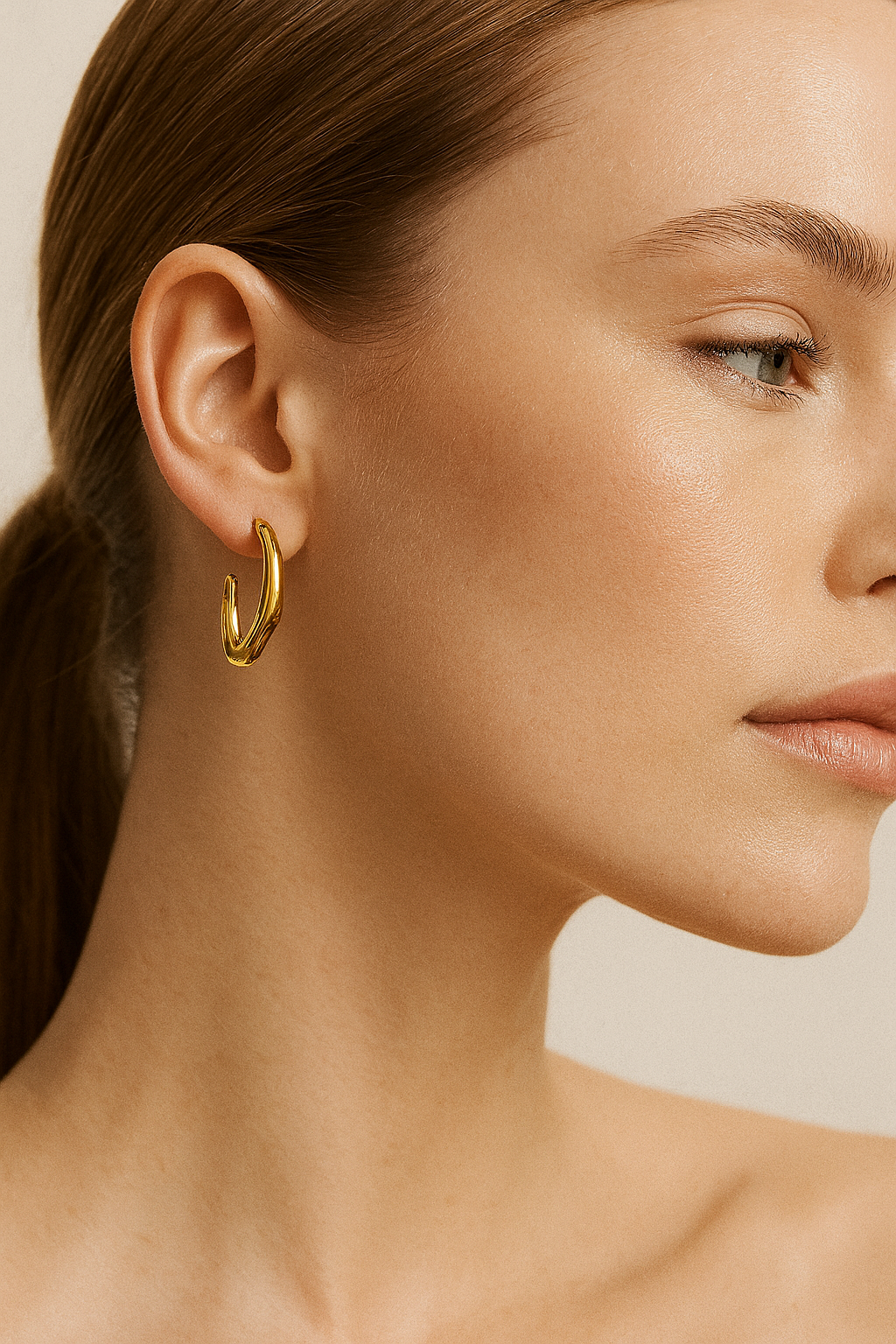 Stainless steel C-shaped stud earrings, 18 carat gold plated