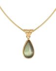 Elegante Halskette mit Wassertropfen-Anhänger - 18 Karat vergoldet